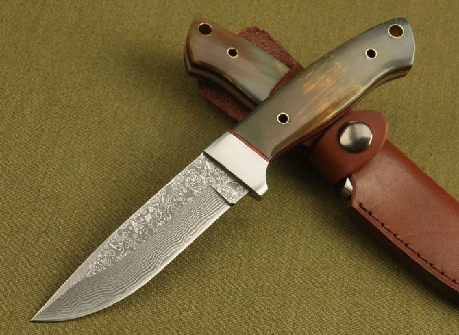 Uitstekende kwaliteit Damascus jachtmes Koehoorn Handvat 58HRC Blade Outdoor camping wandelen survival rechte messen messen Collectable