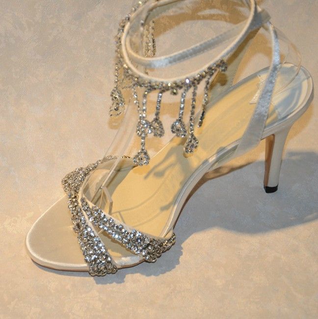 Nouvelles belles chaussures blanches écru chaussures de mariage en satin rouge diamant sandales à talons hauts chaussures de mariage chaussures de soirée pour dames Livraison gratuite