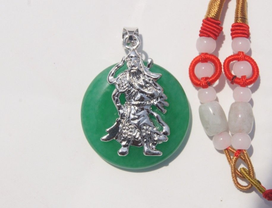 Alloy Inlaid Jade Guan Gong Peace Gesp (vrede) van de vier seizoenen. Lucky Necklace hanger.