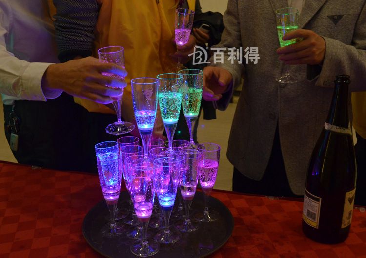 6.8*18CM Acrylic Liquid active LED Champagne Glass light up LED Flash Champagne Glass Drink Cup LED Flash cup club bar wedding supply