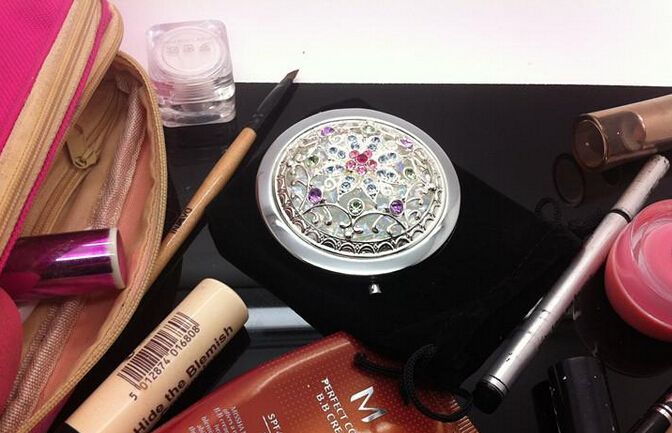 Nowy przyjęcie starożytne brązowe wydrążenie podwójnie składane przenośne metalowe grawerowane kryształowe powiększenie wielorakim makijażu lustrzanego lustra
