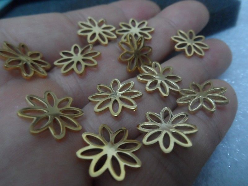Gold Plated Cute flowers charms stainless steel Jewelry Finding In bulk