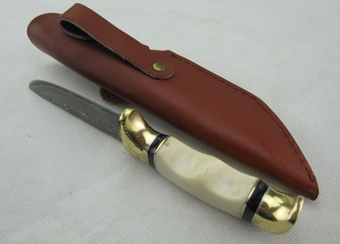 Promotie Damascus Rechte mes, 58HRC Kameel Bone + Double Copper Head met Caiving Pattern Handgreep, Ourdoor Survival Mes Messen