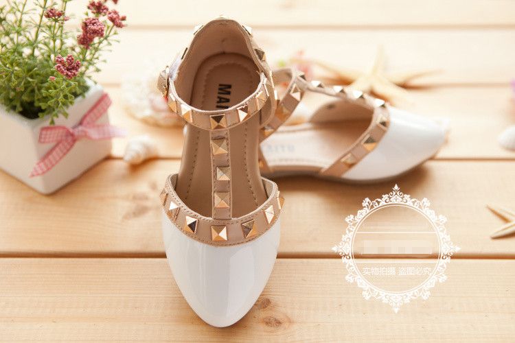 Saldos Online De Sapatos Rasos de Criança 2014 Quente Nova PRINCESA  Sandálias De Meninas Bebê Calçado De Couro Rebite Menina Sandália Infantil  Festa De Dança Sapatos Dom Crianças Sandálias Cor De Rosa