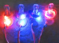 Ücretsiz EMS 200 adet 9 * 5 cm Komik Led Glow Emzik Meme Düdük Kolye Led Işık Up Yanıp Sönen Kabarcık Rave Parti Yanıp Sönen Anahtar Bulucu Xmas Hediye