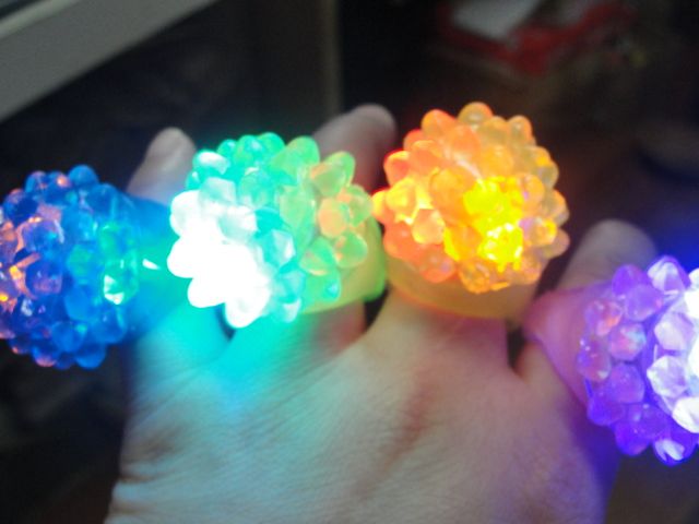 Реквизит для праздничного настроения Strawberry Glow Light Ring Torch LED Finger Ring Lights Flash Beams Light Halloween Party LED Toys Wedding / 