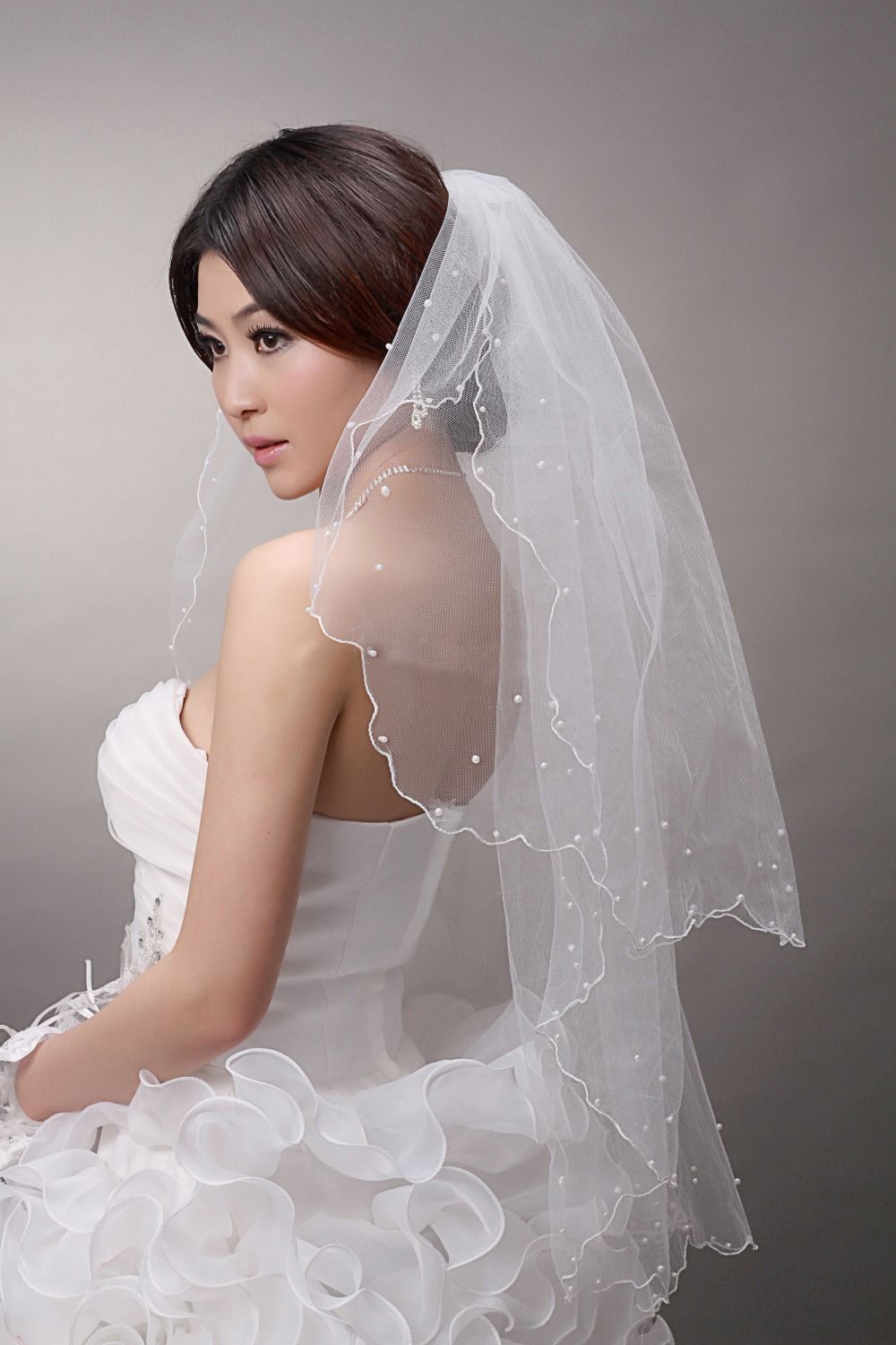 2019 Latest Design Fashion Pearls Short Bridal Veils 2 Layers Ivory White Tulle Wedding Veils Bridal Accessories Cheap