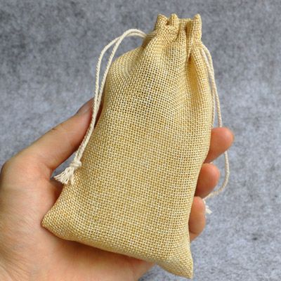 Jute lin linne presentkassar 7x9cm 9x12cm 12x17cm Pack med 100 ring Örhänge Halsband Armband Smycken Drawstrock Party Candy Sack