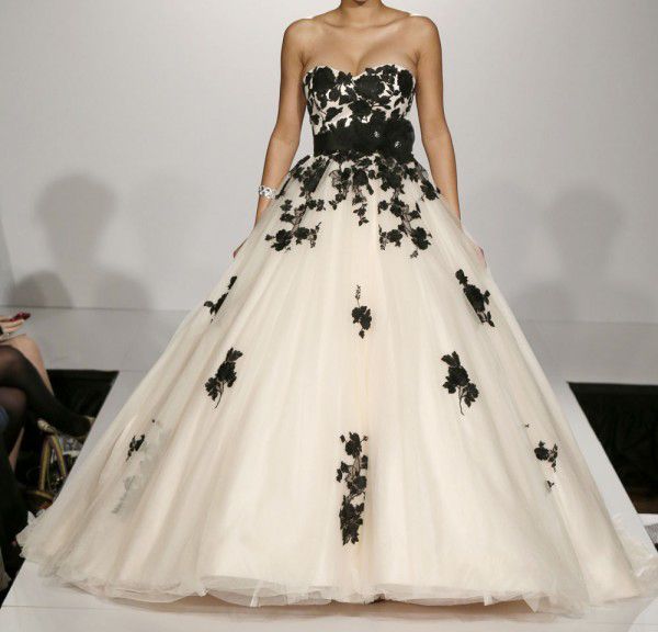 

New Tulle Vintage Ball Gown Princess Wedding Dresses Black Embroidery Detachable Sash Handmade Flowers Long Floor Length Fashion W1162, Red