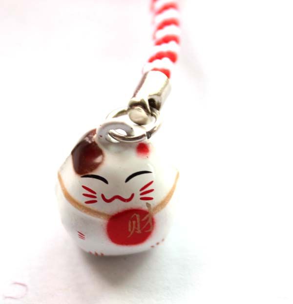 Nuovo 100 pz Carino Bianco FELICITÀ Maneki Neko Lucky Cat Fan Campana Cellulare Fascino Cinghia Regalo