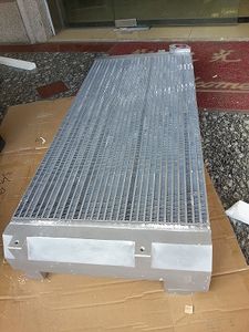 39899893 Radiatore combinato radiatore aria piastra-alette in alluminio argentato per compressore aria a vite
