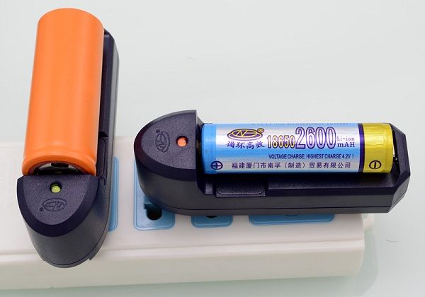 Universal Portable Li-ion Battery Charger Adapter for eGo e cig 26650 18650 16340 14500 10440 Lithium Batteries Cell Flashlight US EU Plug