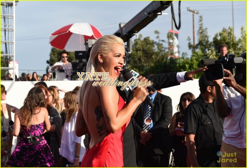 Hot Selling Red Carpet Rita Ora MTV VMAS Sexig V-Neck-mantel Sexiga Side Split Evening Gowns Celebrity Dresses