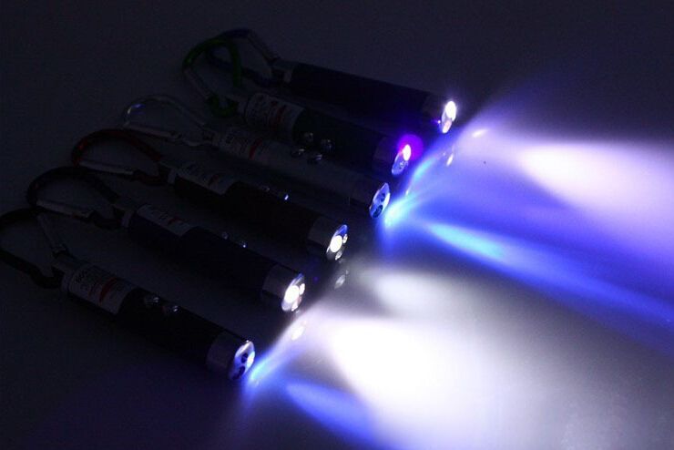 100% ny och hög kvalitet 3 i 1 LED-ljus + laserpekare + UV LED-ficklampa Keychain Gratis frakt