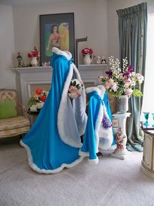 Nowy wiktoriański Cape Cape Blue Blue Ivory Satin z futrem