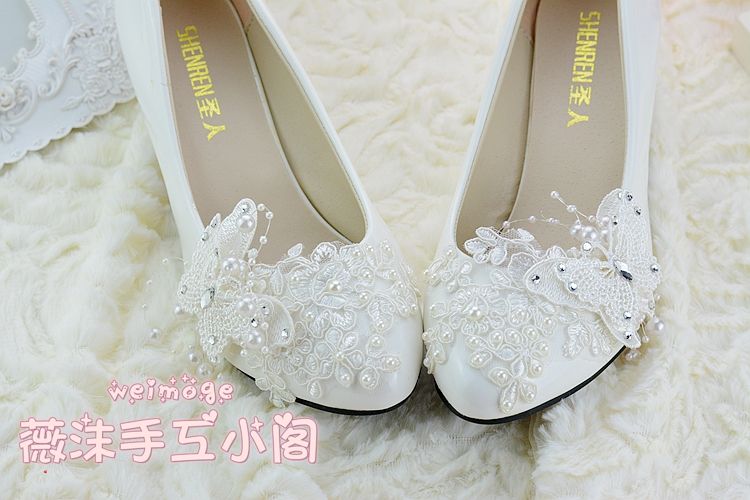 Zapatos de boda hechos a mano con encaje de perlas de marfil, cuentas de mariposa planas de 4,5 cm y 8 cm, zapatos de novia de tacón bajo, zapatos de tamaño personalizado, zapatos de dama de honor