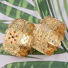 Joya de boda argelina Goldia de mano de novia chapada en oro con pulsera de diseño de flores huecos de cristal Bijux étnico 240416