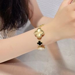 Alhambra Reloj de pulsera con trébol de cuatro hojas para mujer 27 MM Calidad T0P con caja Movimiento de cuarzo Reloj para mujer Concha de ágata natural chapado en oro Regalo premium 005B