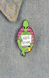 Alien groene emaille pin broches voor vrouwen koffiekopje badge Hand Holding Paper nodig om thuis te komen revers pin kleding rugzak sieraden 5382591