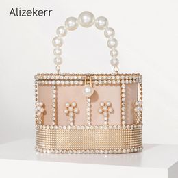 Alizekerr Hollow Out Metal Cage Bolss Women Luxury Gorgeous Pearl Flower Rhinestone Velvet carteras y bolsos de boda 240430