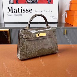 Tous les sacs à bandoulière fabriqués à la main, les sacs à main de marque et les sacs à bandoulière plaqués or 24 carats cousus avec du fil de cire d'abeille en peau de crocodile brillant importé.