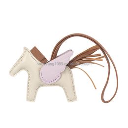 Geheel met de hand genaaide tas hangende decoratie pony Pegasus bijpassende leren schapenvacht autohanger