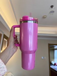 TOUS en stock 40oz Quencher même 1: 1Tumblers Cosmo Parade Flamingo Co-branded Valentine's Day Gift Cup 40oz Acier inoxydable FlowState Quencher Rose Couvercle Paille Tasse de voiture