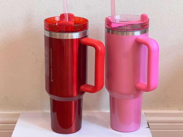 Todo en stock 40oz Quencer mismo 1: 1 Tumblers Cosmo Parade Flamingo Cop de la marca Valentine's Day Copa de regalo 40OZ de acero inoxidable Aquitacador de flujo de tapa de tapa rosa Taza de paja 423