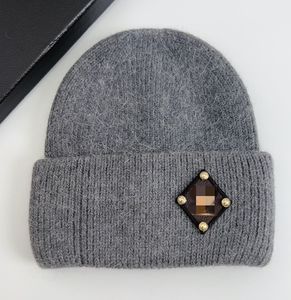 Chapeau tricoté à bout fermé avec étiquette en cuir de grande marque, assorti avec tout, tendance et décontracté, bonnet en laine antigel