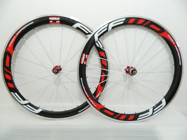 Aleación Superficie de freno FFWD Rueda de carbono 50 mm Clincher Juegos de ruedas de bicicleta de carretera Ruedas de aluminio de carbono Red powerwary R13 hub pezones rojos radios blancos