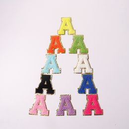 Alfabet nummer patches feest chenille letter patche ijzer op letters a-z glitters patches gouden rand voor doe-het-zelf kunst ambachten kledingdecoraties 6.5 cm