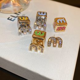 Altera Luxury Crystal Letter M Brand Charm Stud Eardrings para mujeres diseñador de lujo de alta calidad 18K dorado arete cúbico anillos de orejas de orejas originales regalo de joyería original