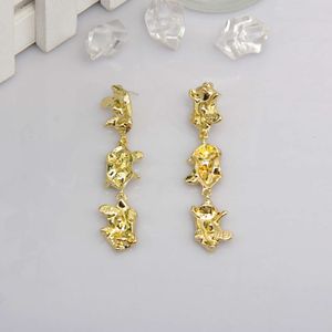 Bien qu'une maladie mentale, Xu Ruizhi et Gao Wenying aient de longues boucles d'oreilles simples en métal pour femmes