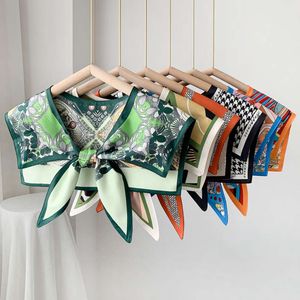 Ben externe kleine sjaal voor vrouwen in de lente herfst, dunne veelzijdige driehoekige sjaal, modieuze en westerse decoratieve sjaal