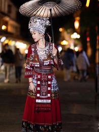 Amao Miao Ensemble d'accessoires vestimentaires Tujia Ethnic Minority Red Stage Performance Clothing Voyage Photographie Vêtements
