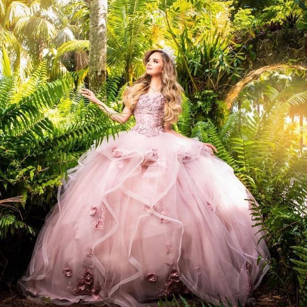 Incroyable robe de bal perlée appliquée quinceanera robes strass décolleté en coeur à plusieurs niveaux princesse robes de bal tulle doux 15 robe de mascarade