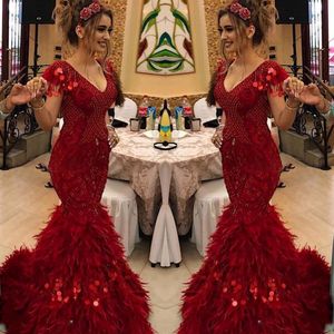 Incroyable robes de bal de plumes rouge foncé 2019 col en v profond manches perlées sirène robes de soirée sur mesure Arabie Saoudite femmes vêtements de cérémonie