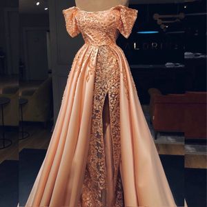 Geweldige Dubai Celebrity Avondjurk Kralen Kant Applicaties Off Schouder Korte Mouw Prom Dress Sexy Split Mermaid Prom Dress With Overskirt