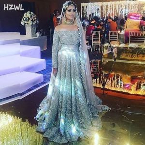 Incrível vestidos de casamento dubai sexy fora do ombro mangas compridas uma linha vestidos de noiva arábia saudita rendas lantejoulas