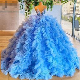 Incroyable robes de soirée extra gonflées robe de bal de bal en cascade à volants en maille luxuriante robe de Quinceanera de luxe sans manches bleu clair vêtements d'occasion spéciale