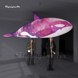 Incroyable défilé d'animaux marins, marionnette gonflable violette, ballon épaulard tenant une orque gonflable avec lumière LED pour événement