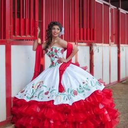 Geweldige rode baljurk Quinceanera jurken strapless nek borduurwerk zoete 16 jurk cascading ruches organza corset tiered masquerade jurken