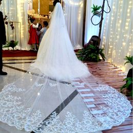 Verbazingwekkende witte één laag lange kathedraal bruiloft sluiers 3.5m kant trim zachte tule bruids sluier accessoires met kam