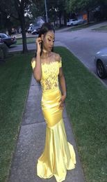 Incroyable sirène jaune africain en dentelle de soirée robe de fête de l'épaule satin élastique longue pour les femmes filles bal de bal.