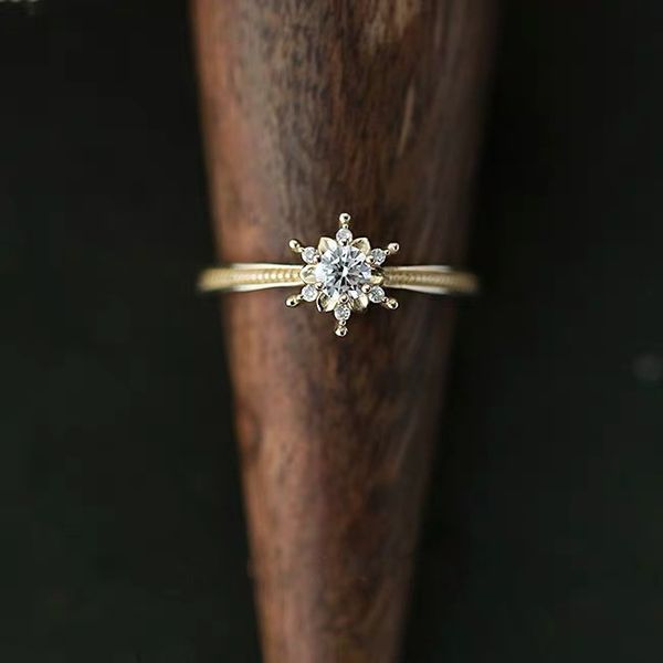 Anello in oro 14 carati squisito americano femminile classico con diamanti in zirconio completo con fiocco di neve anello con dito indice luce lusso gioielli a mano ad alto senso