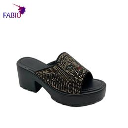 Style américain européen et 69 PU Fashion épaisse banquet Solet Bright Diamond Womens Slippers 240223