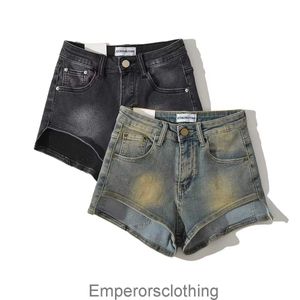 Amerikaans gewassen en noodlijdende denim shorts voor dames zomer 2023 Spicy Girl -stijl hoge taille onregelmatige sexy hot pants