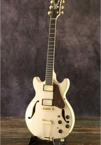 AMH90-IV Guitare électrique ivoire comme sur les photos.