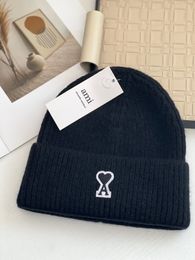 AMI Love Beanie Gorro de punto del mismo estilo de la nueva fuerza de moda francesa de lujo para hombres y mujeres Negro Ami de Beanie