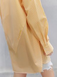 Amii Minimaliste Blue Stripe Shirt Femme 2023 Chemis de printemps Shirts surdimensionnés à manches longues Dreign Sweet Heart Design Loose Top 12270016
